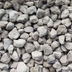 Detailansicht von kleinen grauen Kiessteinen, Nahaufnahme EliteGrower